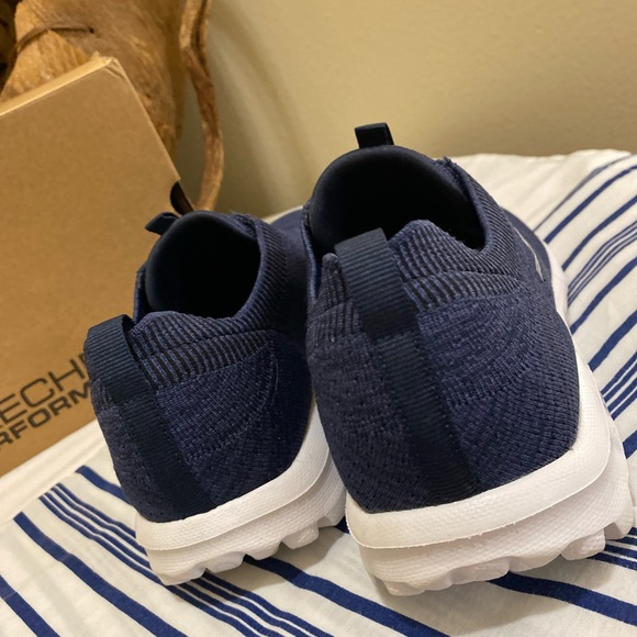 LIKE NEW SKECHERS PERFORMANCE GO WALK Women’s Navy blue/white sneaker, Size 8 - Picture 6 of 8
